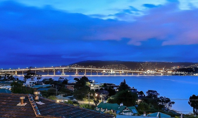 Lindisfarne House | Deep Blue Wow views over river city mountain