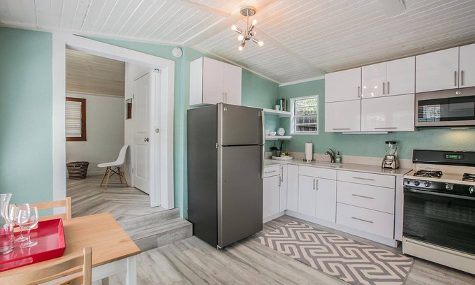 Westfield Cottage | Deep Eddy Cottage - Ideal Austin location