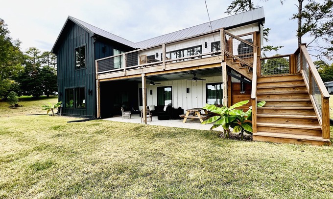 Henrico House | Deep water, main lake view, large boathouse!