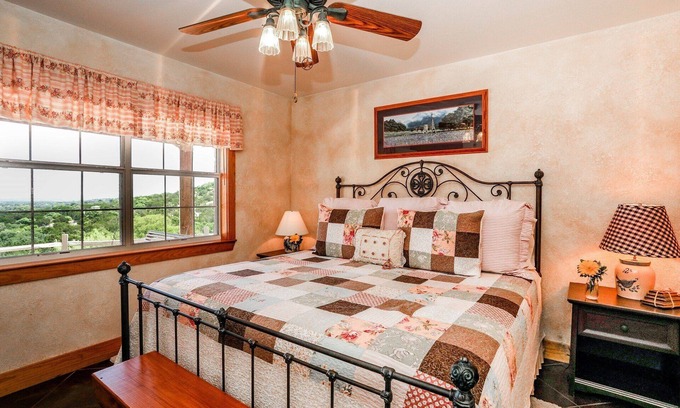 Fredericksburg House | Deer Ridge Cottage | Pet Friendly Country Property