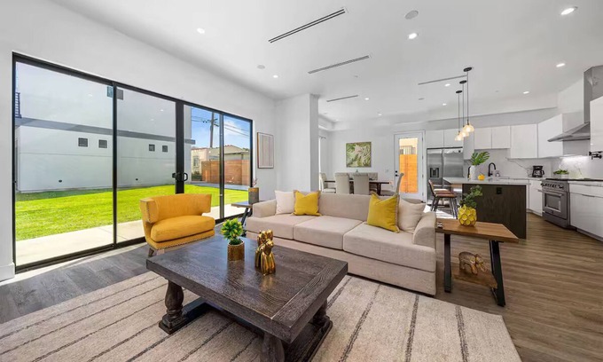 Melrose Villa | Delightful 5-bedroom villa by Hollywood