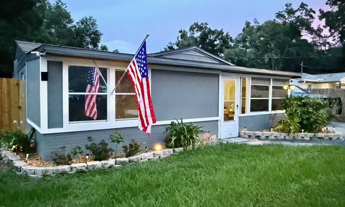 Crystal River Cottage | Delightful Cottage in great location with Boat Parking