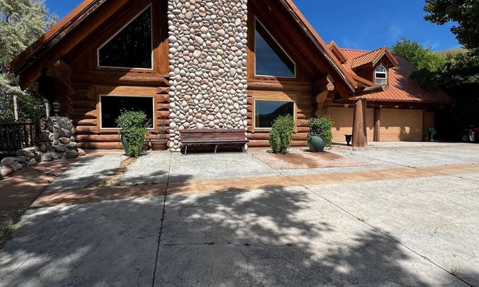 Horseshoe Bend House | Delightful retreat Log Home in Horseshoe Bend, ID