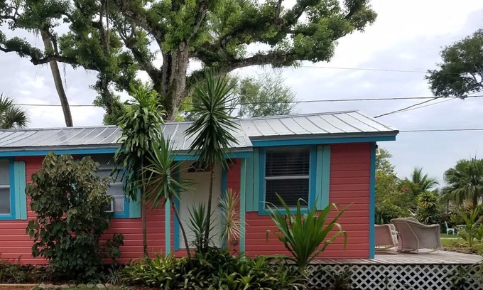Roseland Cottage | Delightful Riverfront One Bedroom Cottage w/boat dock-End of Summer Specials!