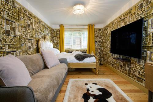 Howlett End House | Deluxe 1 Bed Versace HotTub SkyTV