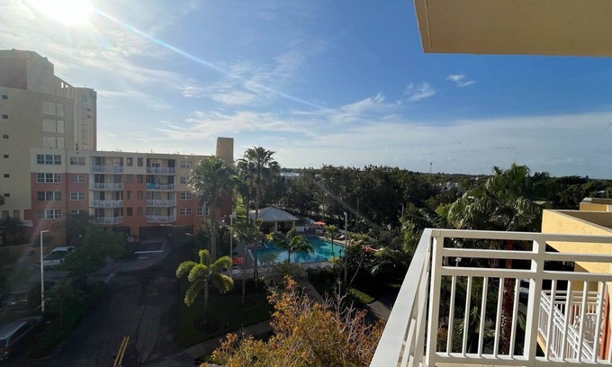 Weston Resort | Deluxe 1 Bedroom and 1 Bathroom Unit with Full Amenities