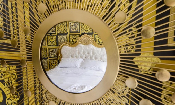 Halstead Apartment | Deluxe 2 Bed Versace Bungalow Hot Tub, Sky TV, Cinema Screen Saffron Walden