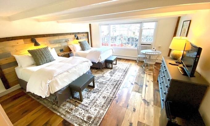 West Dover Resort | Deluxe 2xQueen in Historic Inn