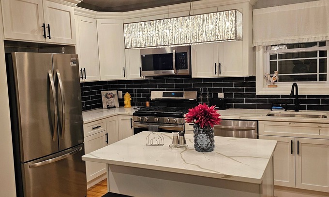 Elizabeth Apartment | Deluxe Aparment Spacious 3-bedroom apartment with WiFi, AC in nice Elizabeth