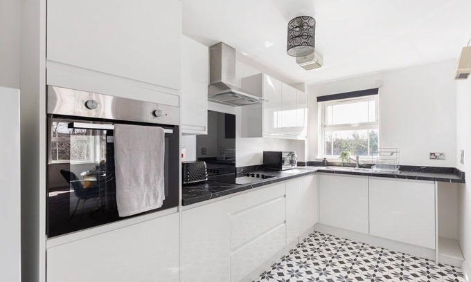 Windsor Apartment | Deluxe Central Windsor Apartment w/Free Parking