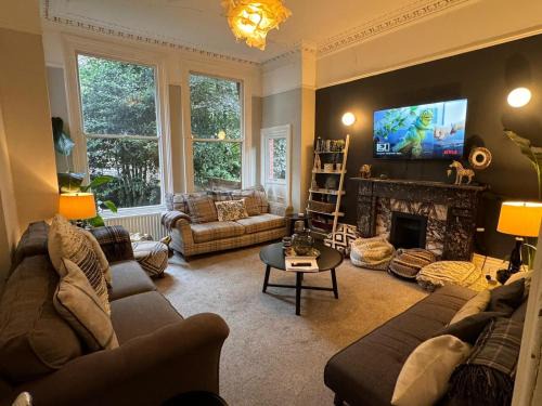 Liverpool House | Deluxe Huge Detached House with Parking, sleeps up to 30 people, 2m from Liverpool City Centre