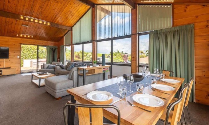 Rotorua House | Deluxe Redwoods | Huge House with Spa Pool