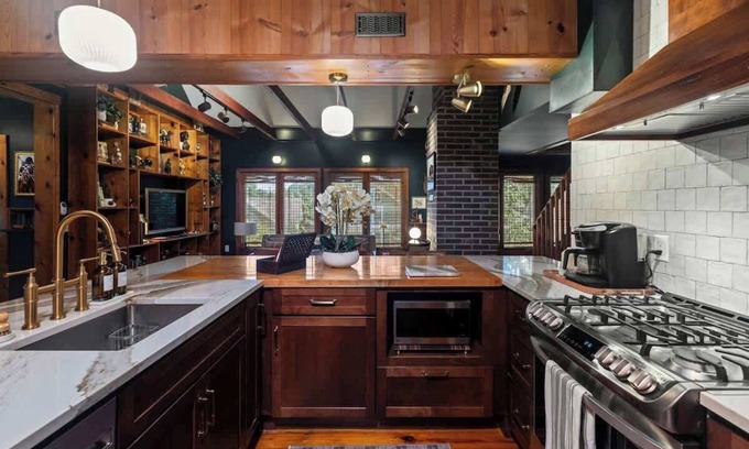 Frankfort Ski Chalet | Derby Day Digs Frankfort