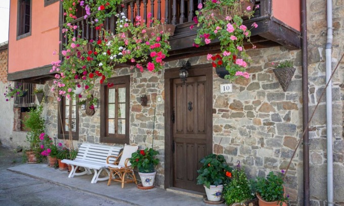 Laviana House | Descubre la Tranquilidad en La Aldea: Tu Refugio con Vistas a la Montaña