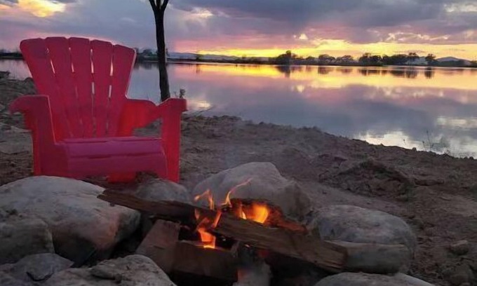 Delta Cabin | Desert Lake Cottage: Lake fun and desert adventuring