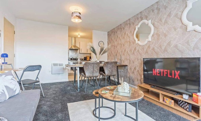 The Westside Apartment | Desert Oasis 2 Bed 2 Bath Parking Netflix