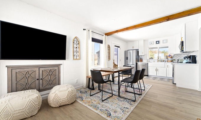 Joshua Tree House | Desert Oasis Home, Close to JT Park W/Hot Tub, Fire Pit, Climbing Wall.