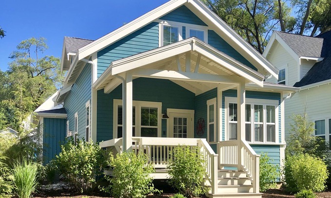 New Buffalo House | Designer Luxury Cottage ~ Heated Community Pool ~ Walk to Beach & Town