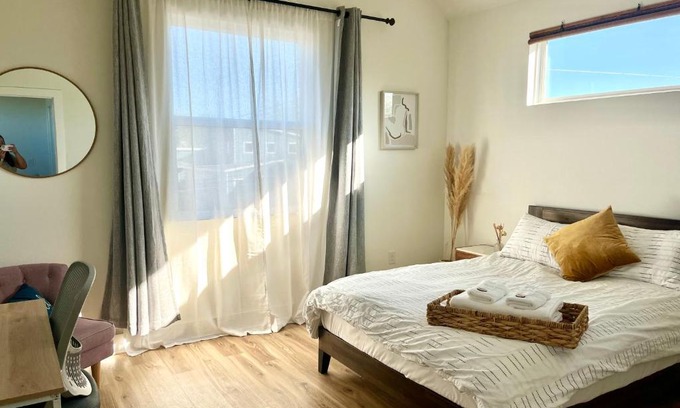 St. Johns House | Designer NEW 10min dt Pet friendly 7min Park-Room A