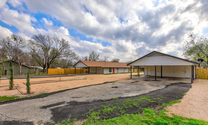 North Austin Civic Association House | DesignerHome|Business/Family|1 Acre|Near Domain/Q2