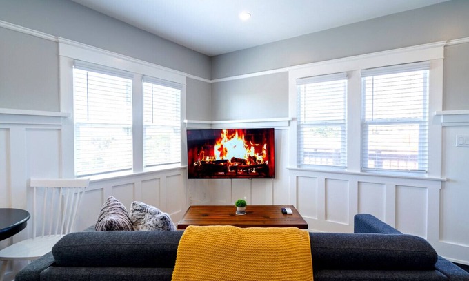 South Park Apartment | Desirable Studio Park Views W/D