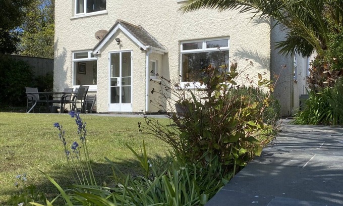 Hayle House | Detached 4-bedroom house close to beach and town with beautiful private garden.
