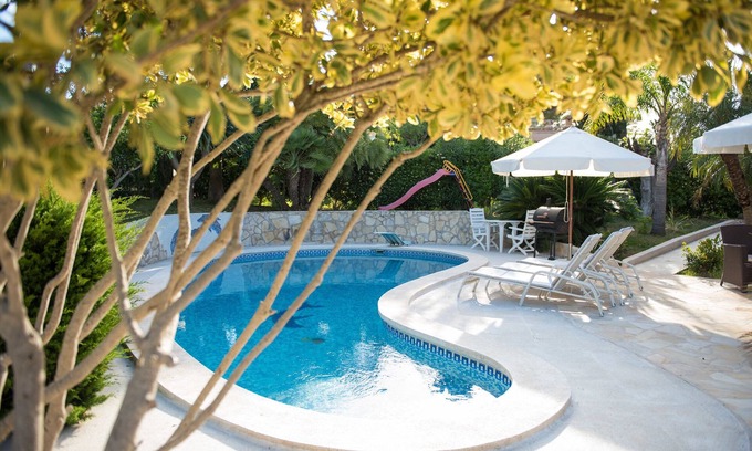 Siesta House | Detached house with pool - 1 minute walk to the beach