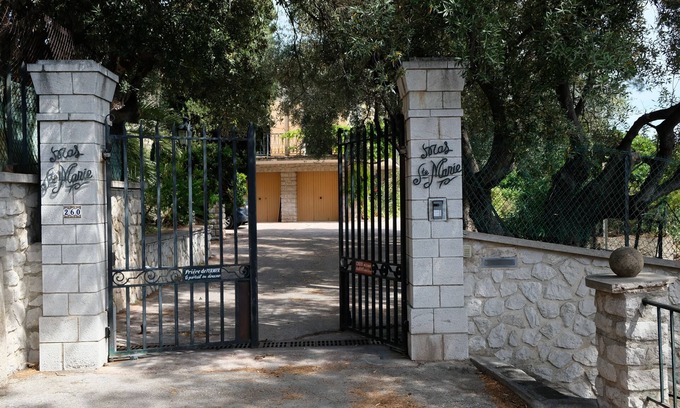 Toulon Apartment | Detached south-facing studio with swimming pool, property overlooking Toulon harbour