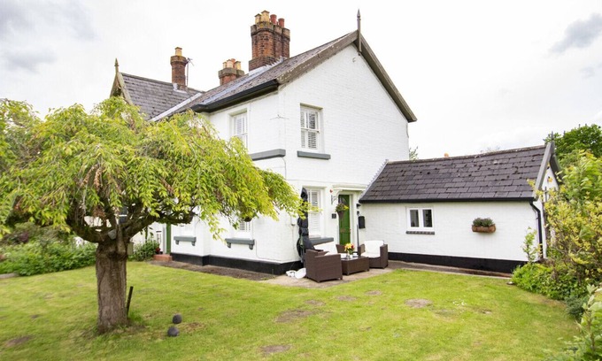 Diglis Cottage | Diglis Lock Cottage on an island on the River Severn in Worcester .