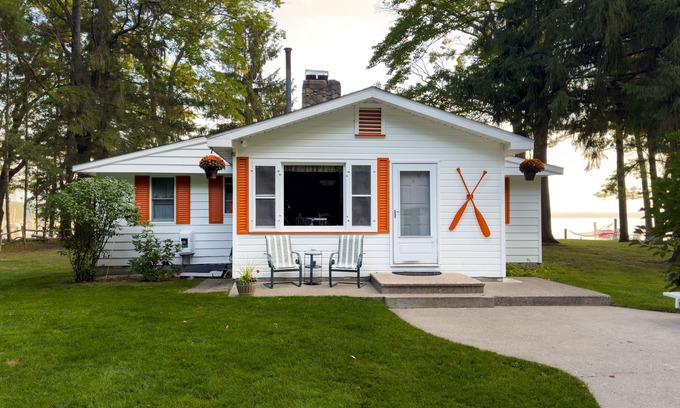 Higgins Lake Cottage | Direct Higgins Lake lakefront; 100' private sandy beach; family friendly