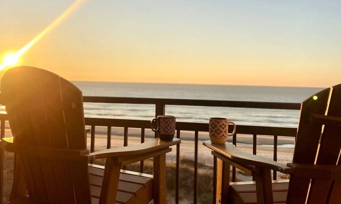 Ash Condo | Direct Ocean Front 3BR/2BA Dog Friendly Pool Beachfront Dogs welcome