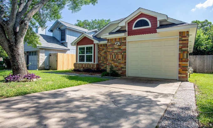 Wells Branch House | Discerning Ranch-Style Home with Grassy Backyard