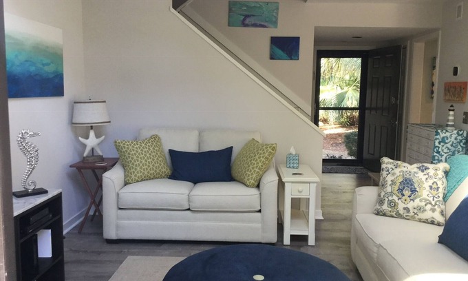 Hilton Head Island Villa | DISCOUNTS/End Unit#15/Walk to Beach/Pool/Tennis/P-ball/Bike Path/2 B/2.5 Ba/Loft
