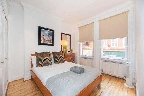 Royal Borough of Kensington and Chelsea Apartment | Discover London Central 2 Bedroom in Kensington