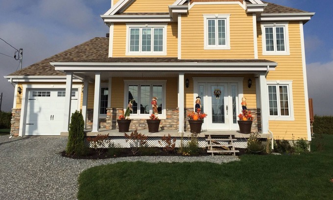 Saint-Isidore House | Discover Quebec city and live in a coutry yard house
