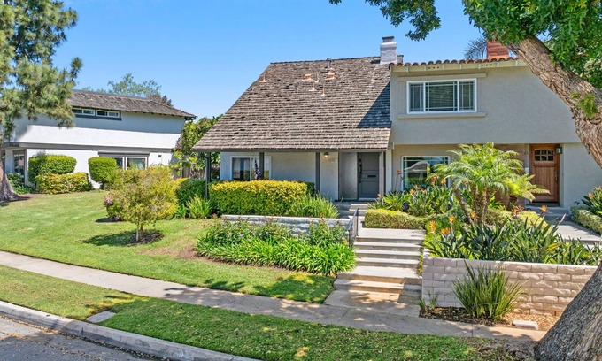 East Bluff House | Discover Tranquil Luxury: Your Perfect Family Retreat in Newport Beach Eastbluff