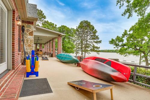 Alvarado House | Dock and Game Room Alvarado Lake Getaway!
