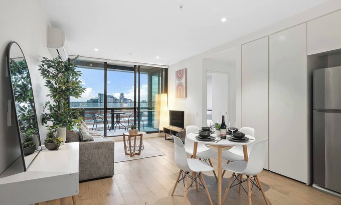Docklands Apartment | Docklands Vertica Poolside Living above CBD Energy