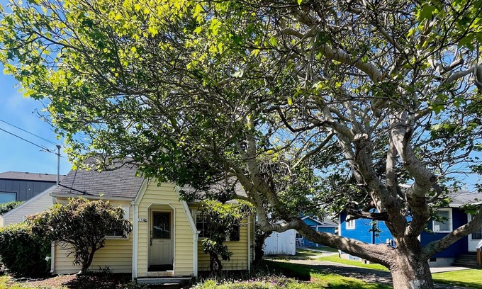 Lincoln City Cottage | Dog Friendly 2BR Coastal Oregon Retreat