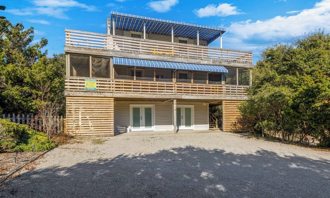 Emerald Isle House | Dog-Friendly 3 BR Cottage w/Fenced Yard, Screened Porch, Decks & Ocean Access