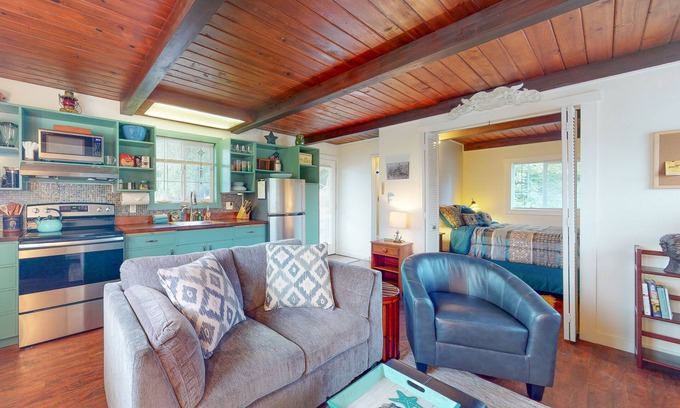 Winchester Bay Apartment | Dog-friendly ADU with a full kitchen & shared washer/dryer - near the water
