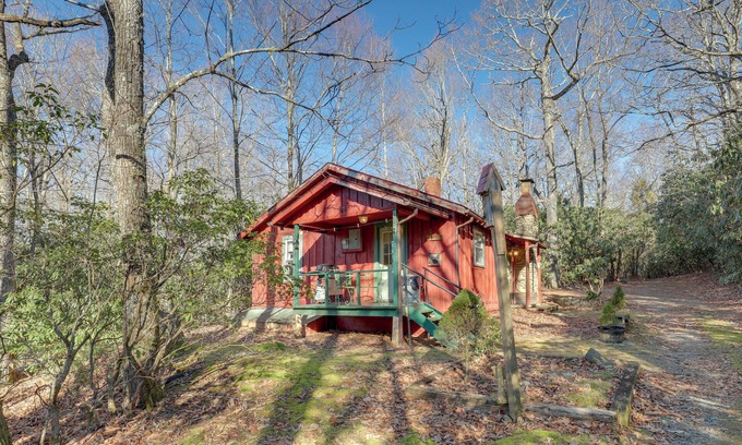 Burnsville Cottage | Dog-friendly Burnsville Cabin Rental Near Hiking!