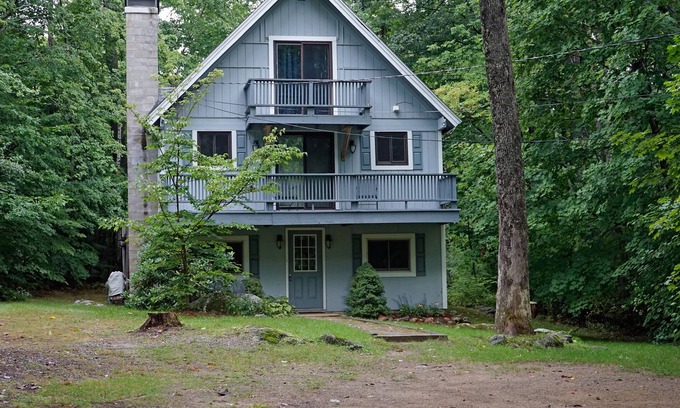 Moultonborough Ski Chalet | Dog-friendly chalet near the beach with deck, washer/dryer, grill, lawn & AC