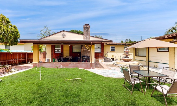 Sans Souci House | Dog-friendly guest house with great location, next to park & sports fields
