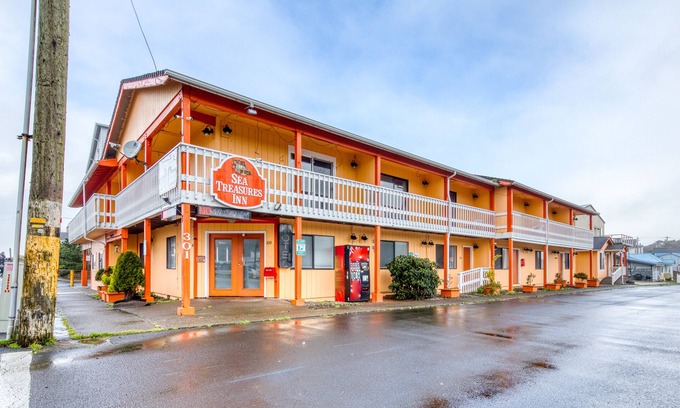 Rockaway Beach House | Dog-friendly motel w/kitchens & kitchenettes and WiFi - walk to the beach