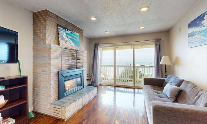 Lincoln City House | Dog-Friendly Oceanview Condo with Great Location & Nearby Beach Access