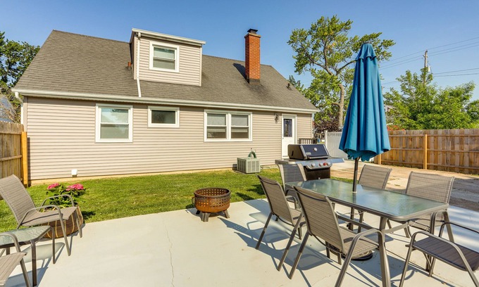 Port Clinton House | Dog-Friendly Port Clinton Home: Walk to Lake Erie!