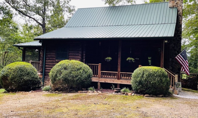 Franklin Cabin | Dog Friendly Secluded Cabin Hideaway in Franklin