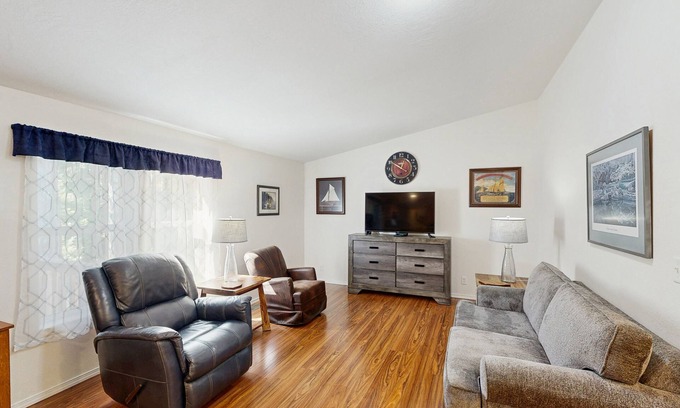Bandon House | Dog-friendly single-level home with ramp entry access, firepit, W&D and WIFI
