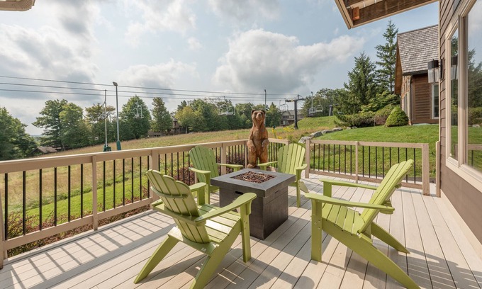 McHenry House | Dog Friendly Ski-In/Out Chalet w/Views & Hot Tub